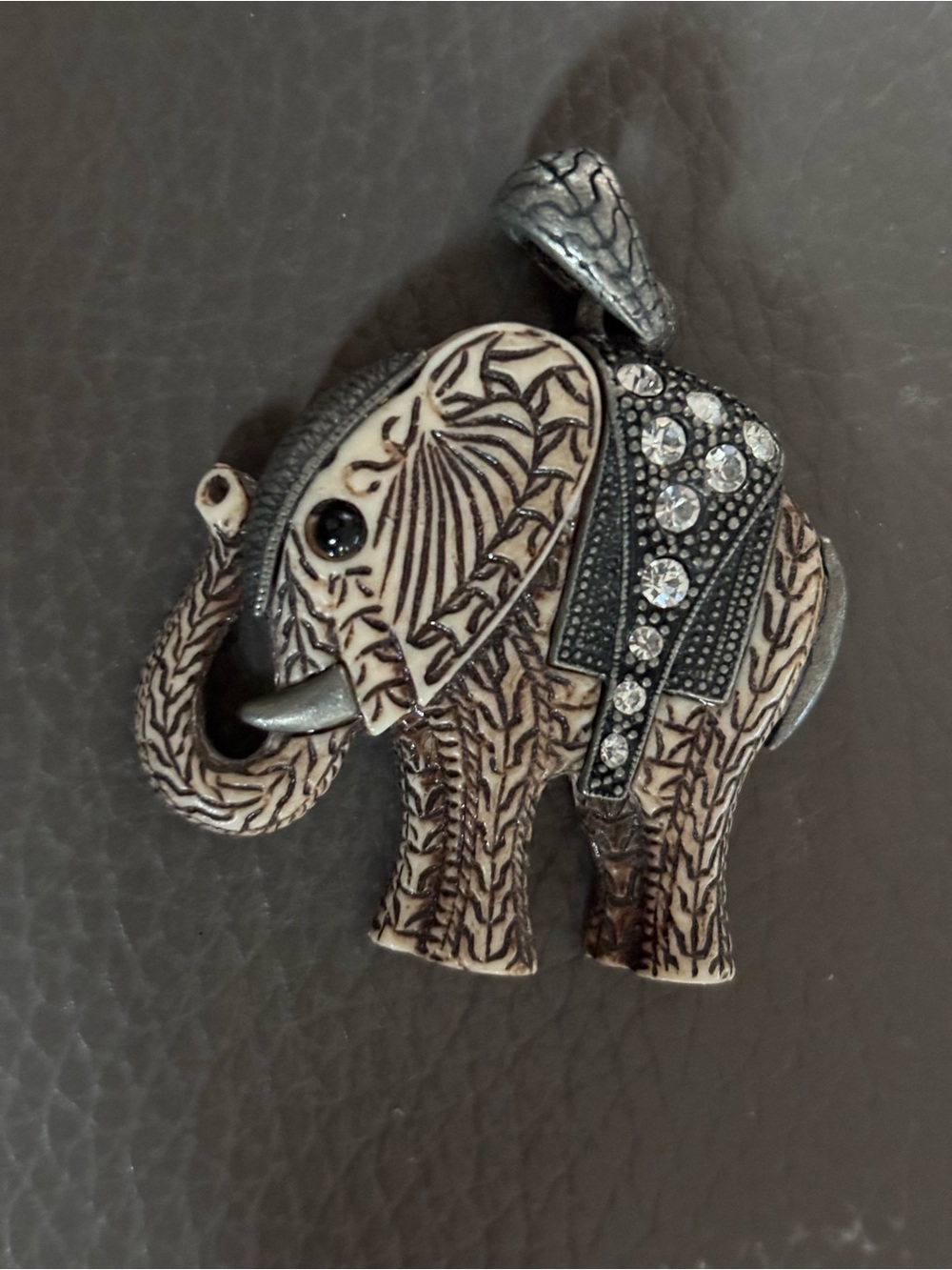 Vintage Decorative Elephant Accent Pendant in Cream and Gray